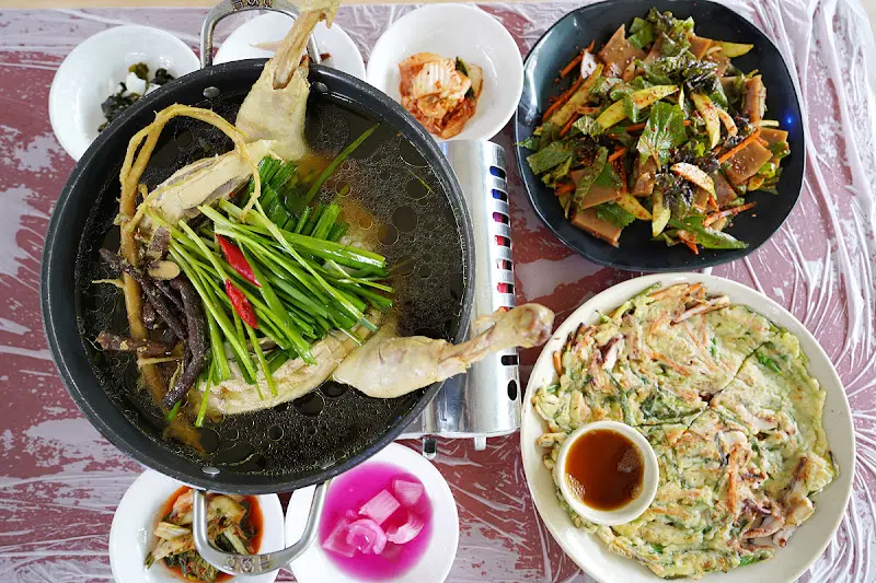 푸짐하게 차려진 닭백숙 한 상 차림
