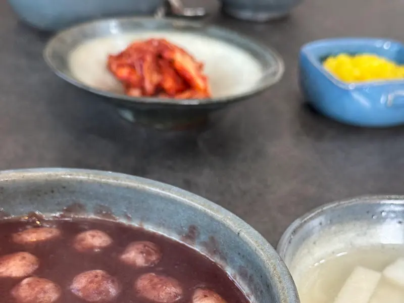 정갈하게 담겨 나온 팥죽 한 상 차림