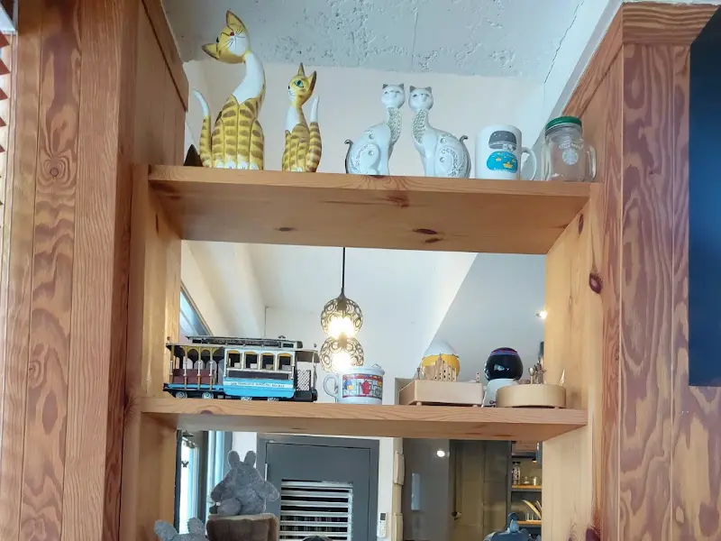 나무 선반 위의 귀여운 소품들