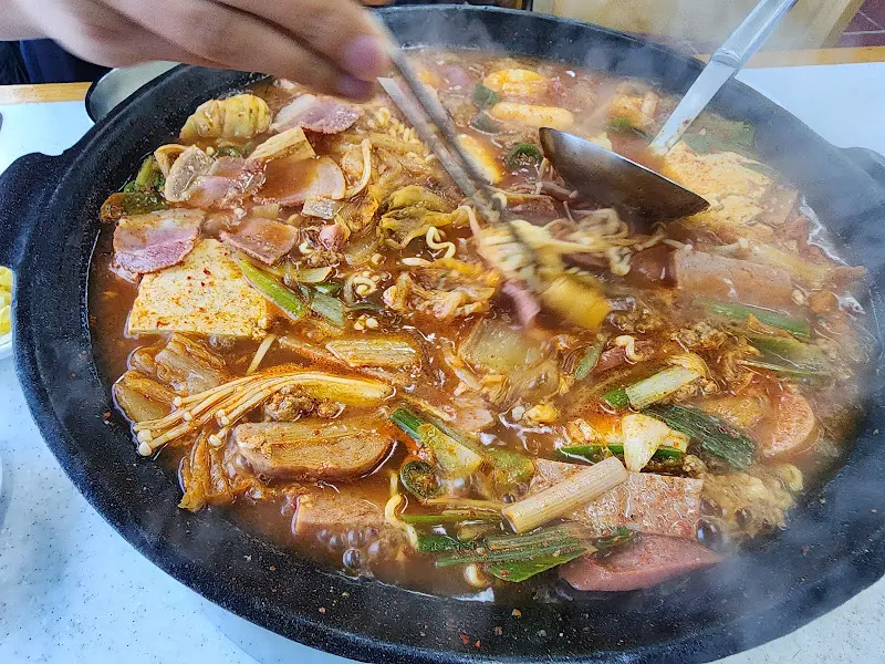 맛있게 끓고 있는 부대찌개