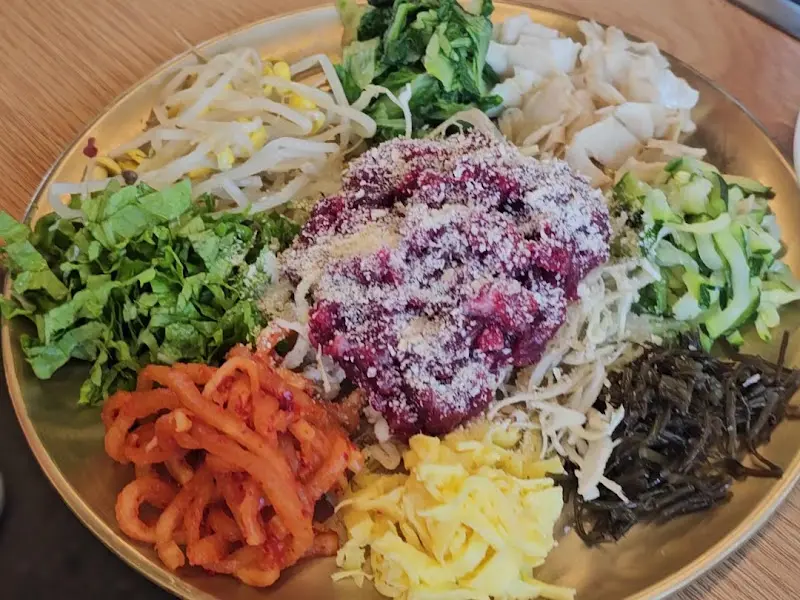 채소와 육회가 가득한 육회비빔밥