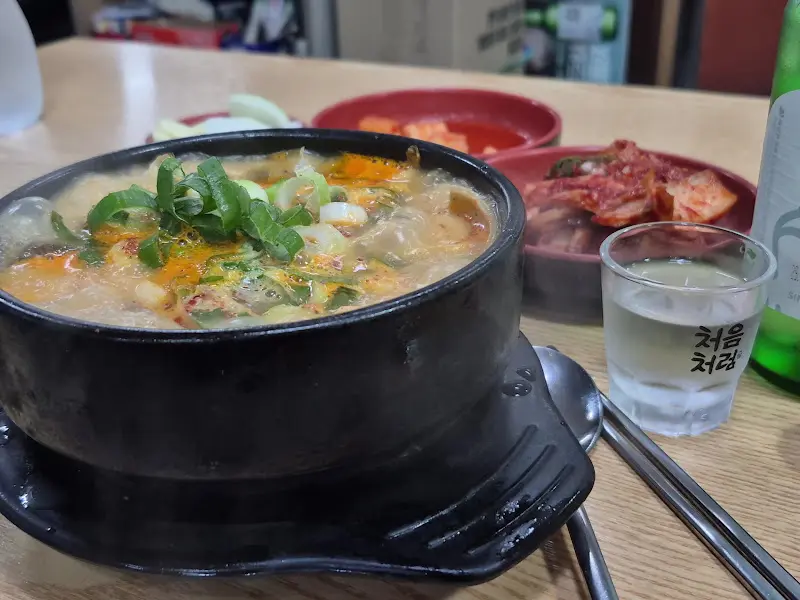 김이 모락모락 나는 순댓국 뚝배기