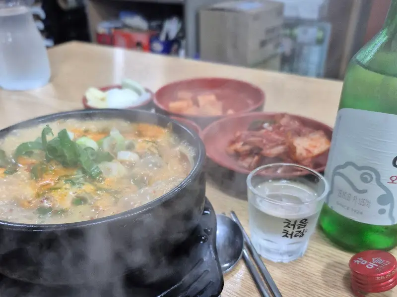 순댓국과 함께 차려진 정갈한 밑반찬