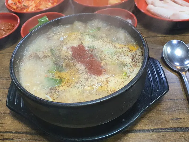 다진 양념을 푼 순댓국의 모습