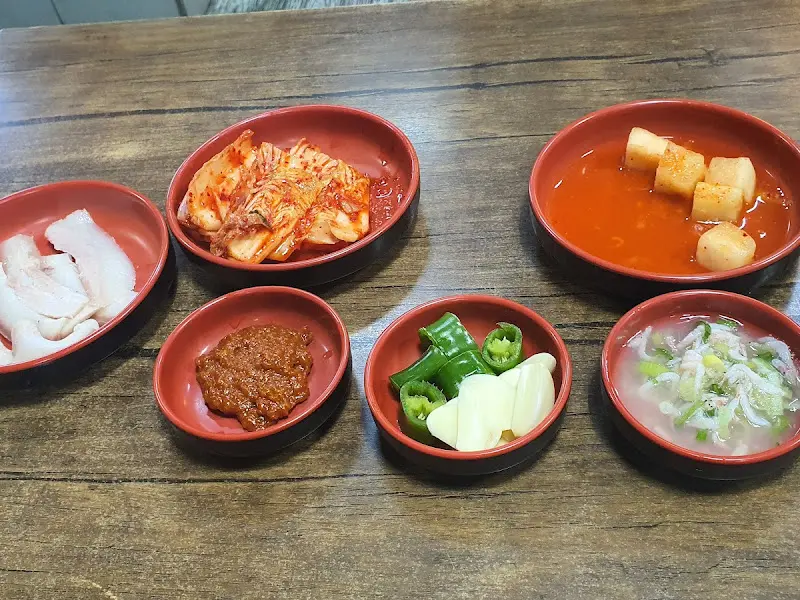 정갈하게 담긴 밑반찬