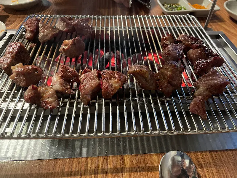 숯불 위에서 익어가는 양갈비