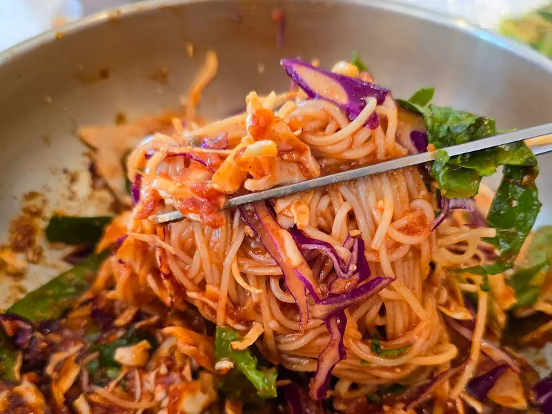 비빔국수 한 젓가락