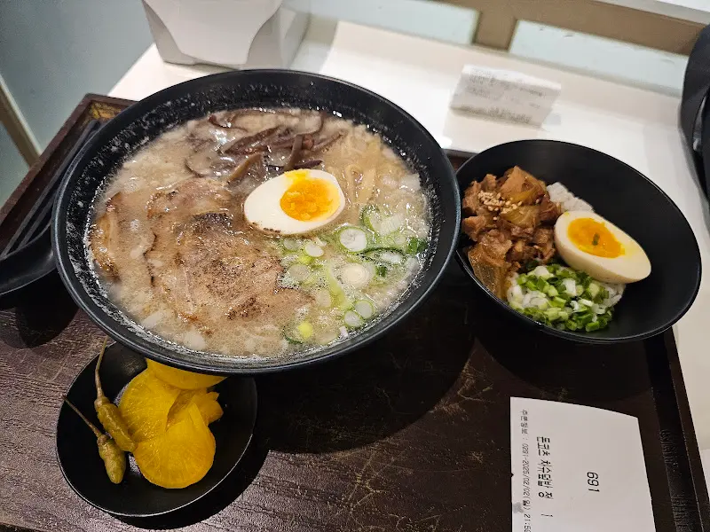 하얀 라멘과 돈코츠 차슈 덮밥