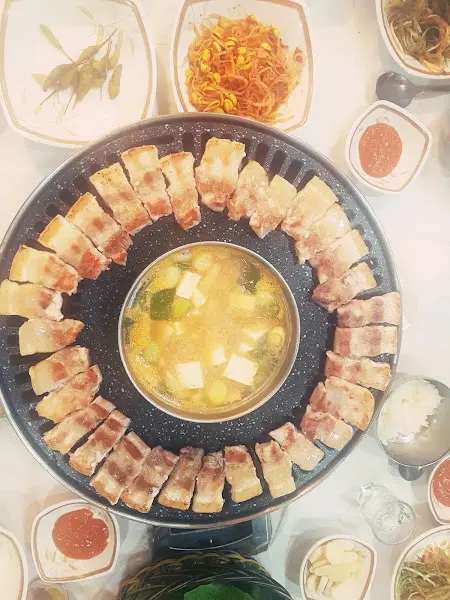 불판 위 삼겹살과 된장찌개