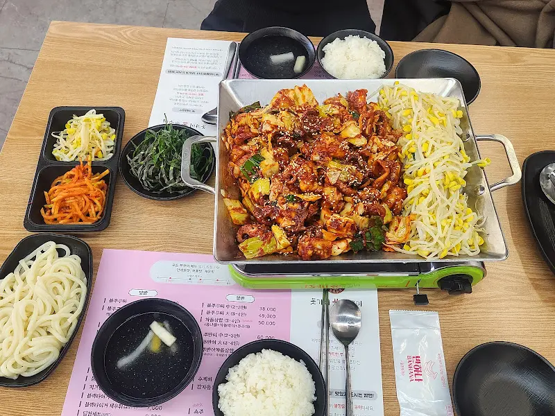 돗가비 불쭈꾸미 한 상 차림