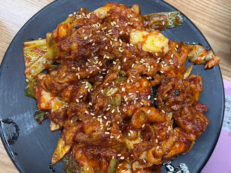 접시 가득 담긴 돗가비 불쭈꾸미