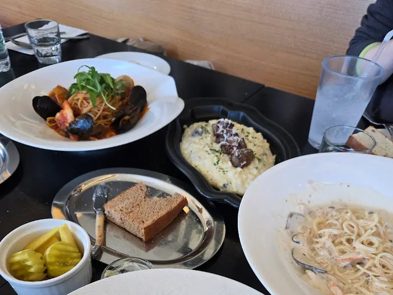 테이블 위에 놓인 음식들