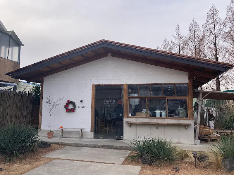 카페 외관: 작은 간판과 아기자기한 장식이 눈길을 끈다.