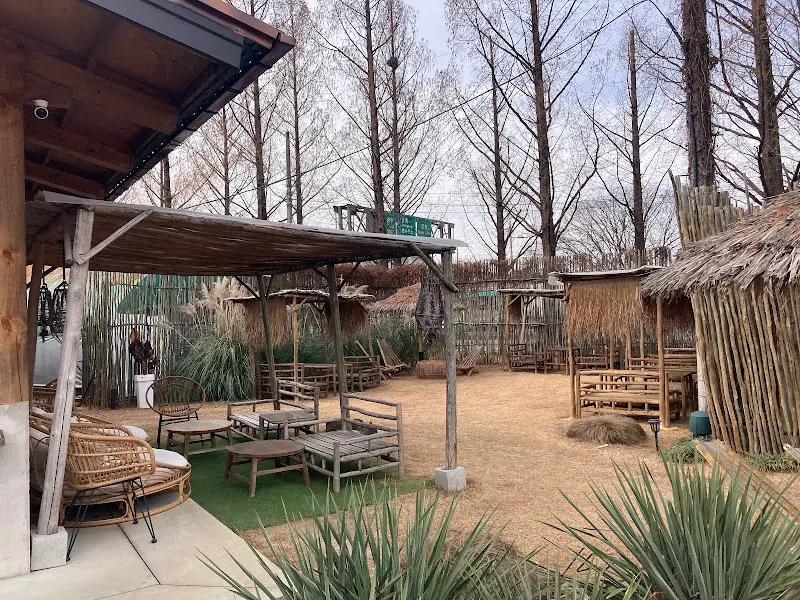 야외 테이블: 넓은 잔디밭에 파라솔과 테이블이 놓여 있어 여유로운 시간을 보낼 수 있다.