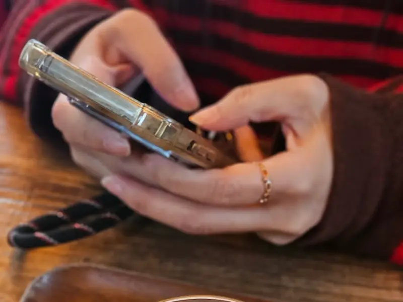 테이블에 놓인 핸드폰: 카페에서 여유로운 시간을 보내는 모습