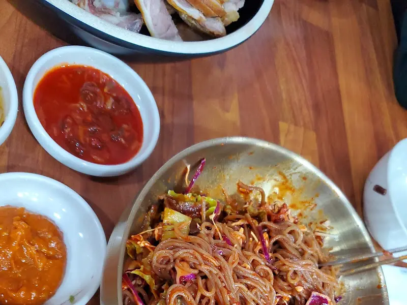 족발과 막국수, 각종 양념이 테이블 위에 놓여진 모습