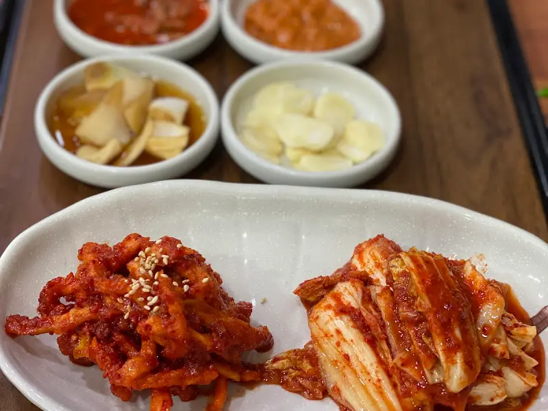 테이블 위에 놓인 각종 곁들임 반찬들