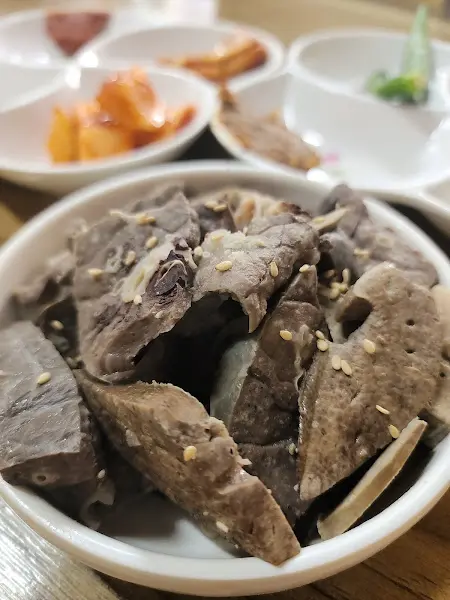 윤기가 흐르는 종합수육