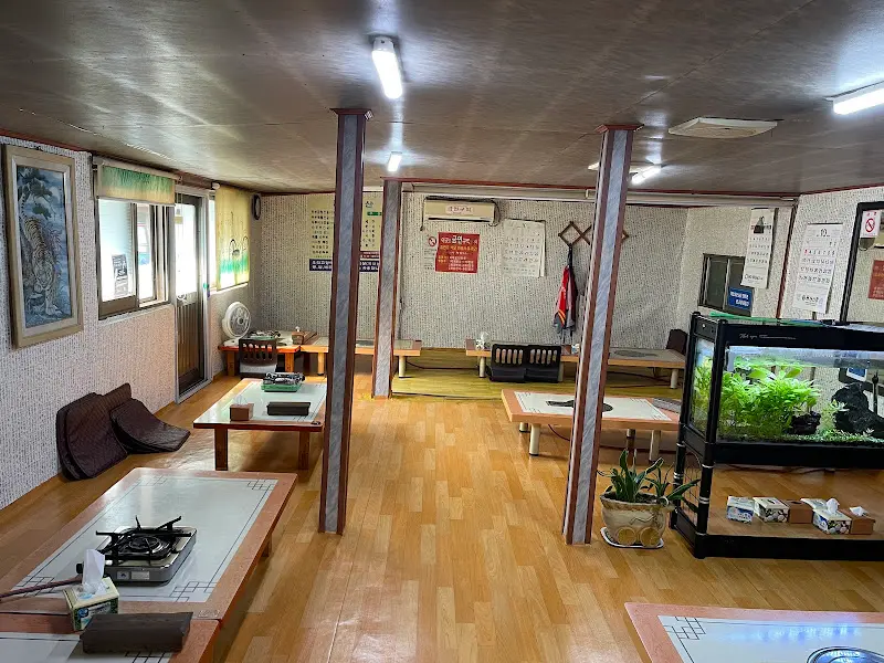 넓은 식당 내부