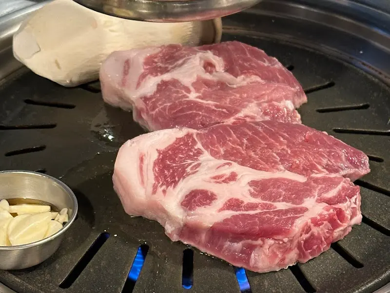 두툼한 주먹고기가 불판 위에 올려진 모습