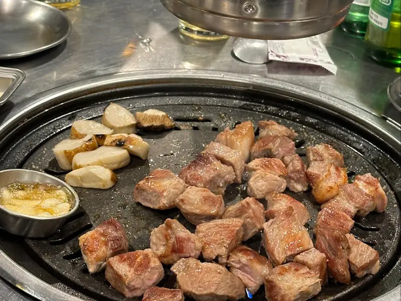 잘 구워진 주먹고기와 버섯