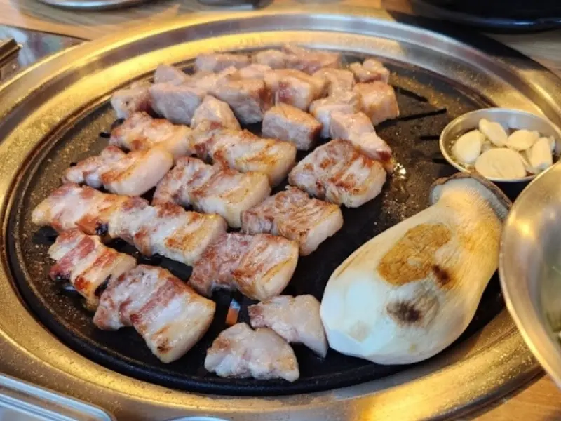 노릇하게 구워진 주먹고기