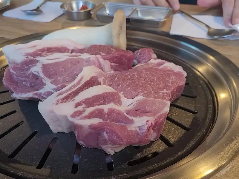 불판 위에 올려진 두툼한 고기