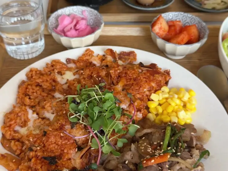 김치치즈볶음밥과 우삼겹 구이