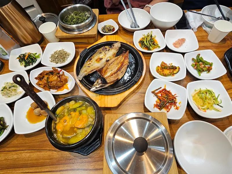 푸짐한 솥밥 한 상 차림