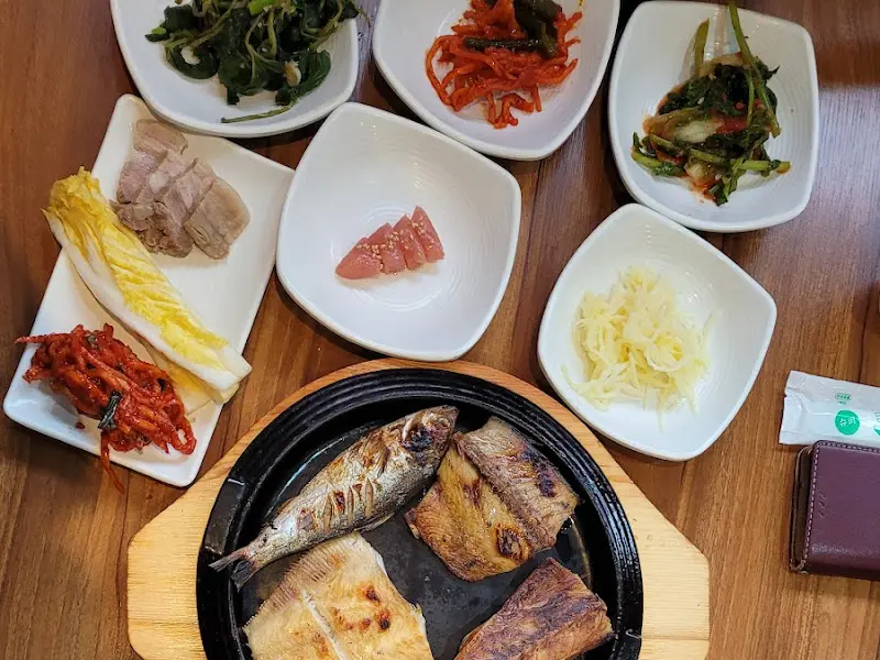 생선구이와 반찬들