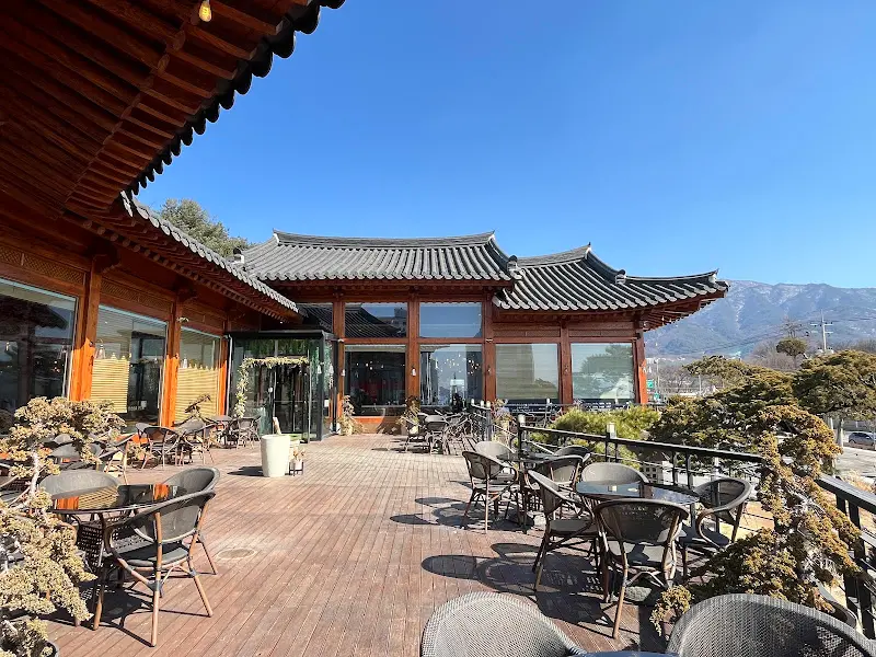 카페 외부 테라스