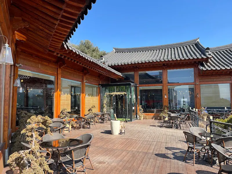 카페 외부 테라스 입구