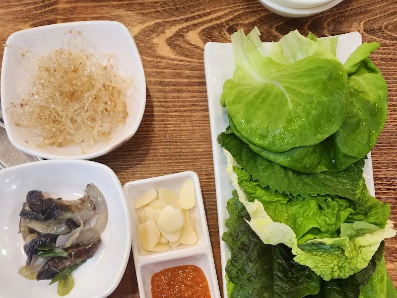 쌈 채소와 마늘, 쌈장 디테일 컷