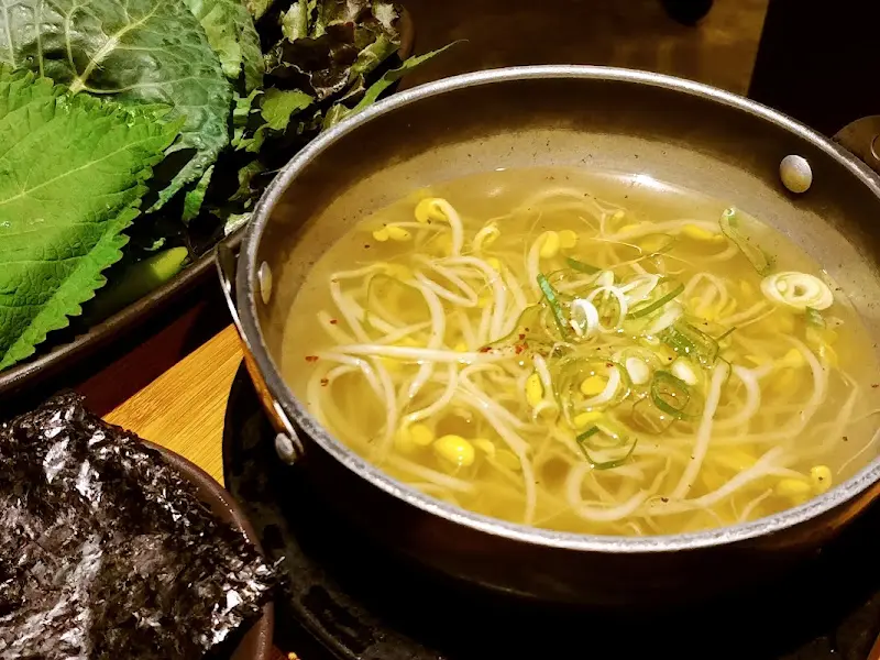 싱싱한 쌈 채소와 콩나물국