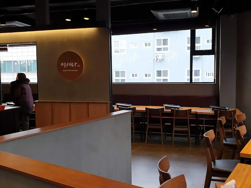 넓고 쾌적한 식당 내부