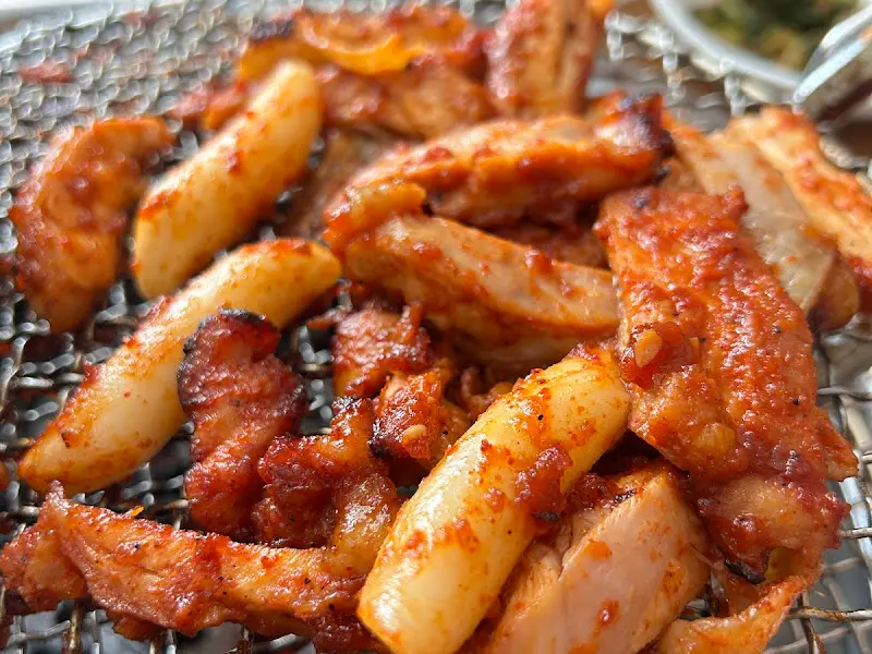 노릇노릇하게 구워진 닭갈비와 떡