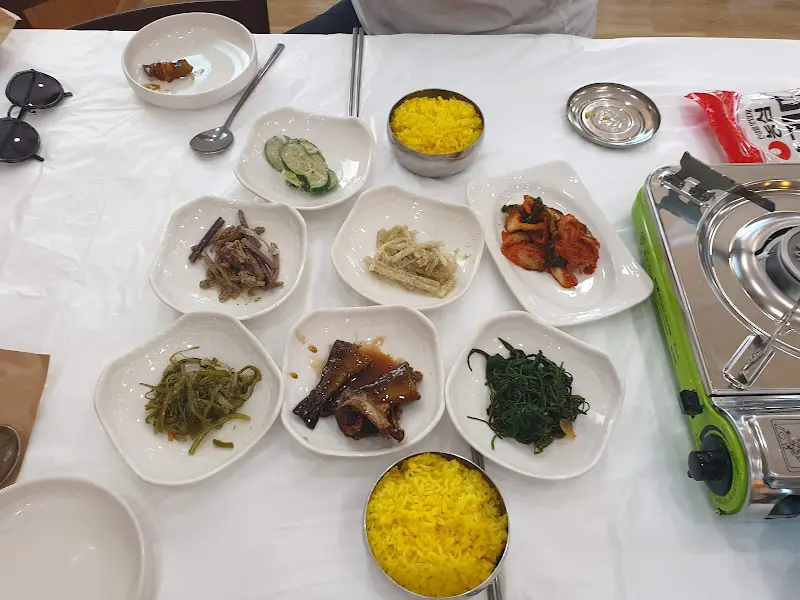 정갈하게 담긴 밑반찬들