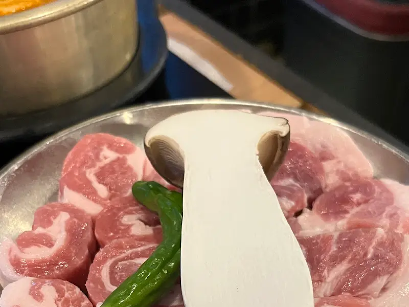 숯불 위에 구워지는 꼬들목살과 삼겹살