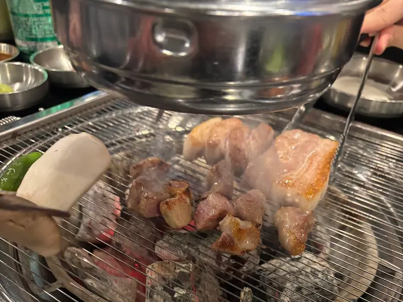 숯불 연기가 피어오르는 고기