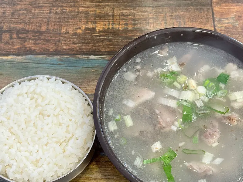 뽀얀 국물과 고기가 조화로운 국밥