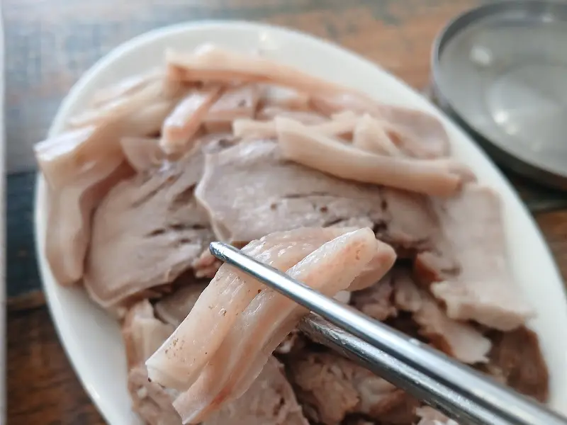 윤기가 흐르는 머릿고기 수육