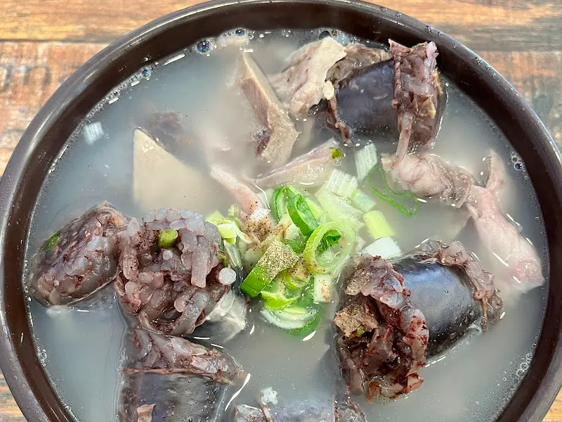 국밥에 푸짐하게 들어간 고기와 순대