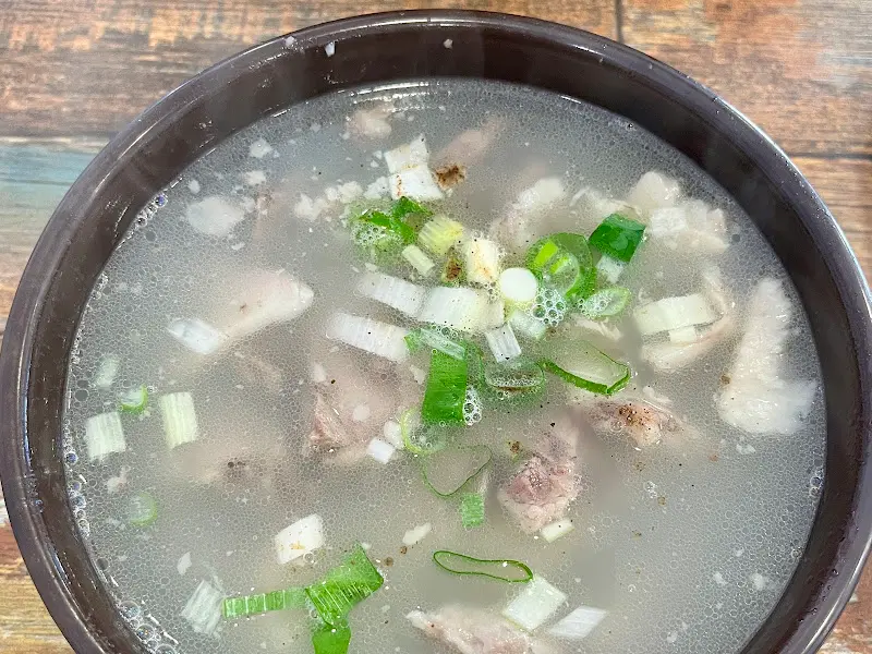 뚝배기 가득 담긴 국밥