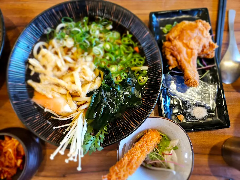 닭튀김 우동과 튀김덮밥