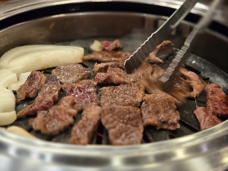 숯불 위에서 구워지는 약소