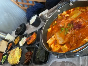 간판 없는 노포에서 만나는 고향의 맛, 조치원 먹거리식당 김치찌개 맛집 기행