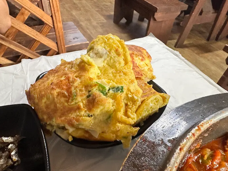 큼지막한 계란말이와 김치찌개