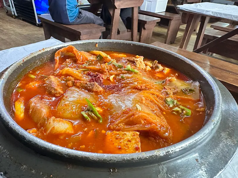 김치와 두부가 듬뿍 들어간 김치찌개