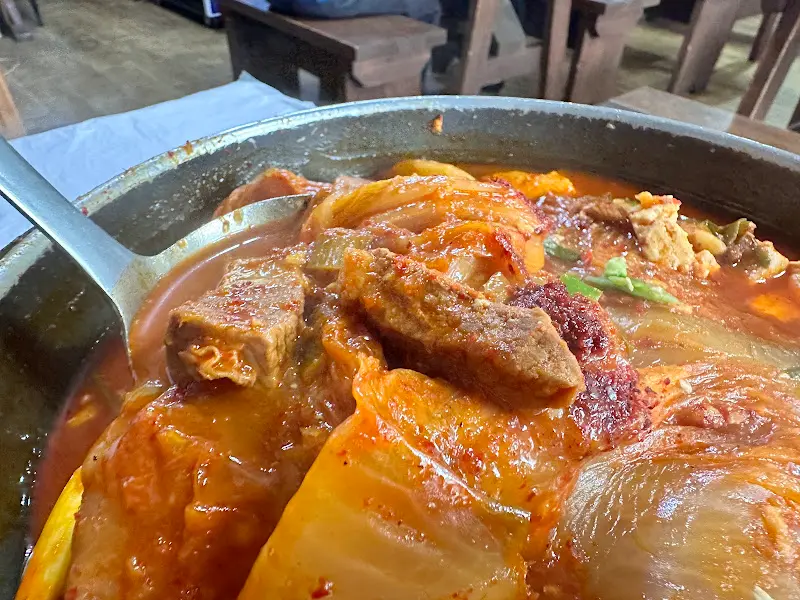 김치찌개 속 돼지고기