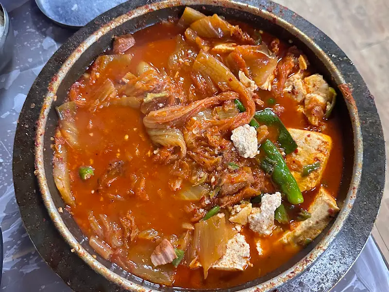 김치, 두부, 돼지고기가 조화롭게 어우러진 김치찌개